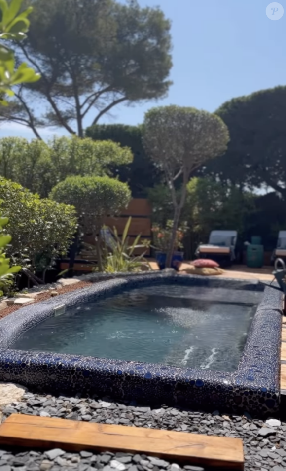 L'espace donne par ailleurs sur une seconde terrasse tout aussi superbe avec jacuzzi. Et là encore, la nature y est omniprésente.
Emmanuelle Rivassoux et son mari Gilles Luka sont installés dans une magnifique maison de pêcheur depuis plus de 10 ans, dans le Var. Instagram