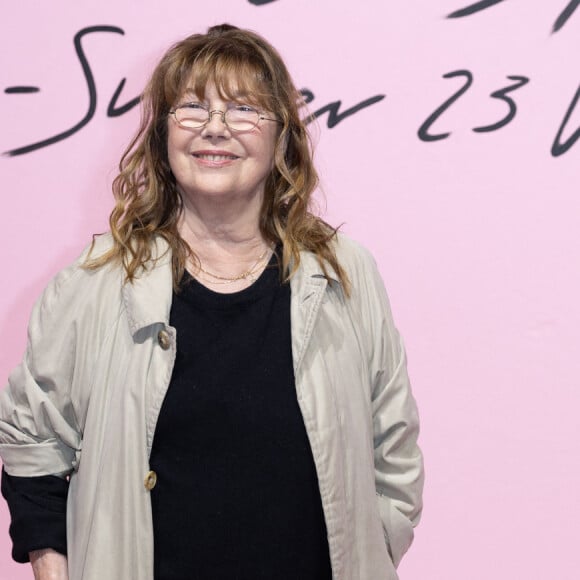 La chanteuse a été retrouvée inanimée dans son appartement parisien.
Jane Birkin - Photocall du défilé de mode prêt-à-porter printemps-été 2023 Femmes "Acne Studios" lors de la fashion week de Paris. Le 28 septembre 2022 © Olivier Borde / Bestimage 