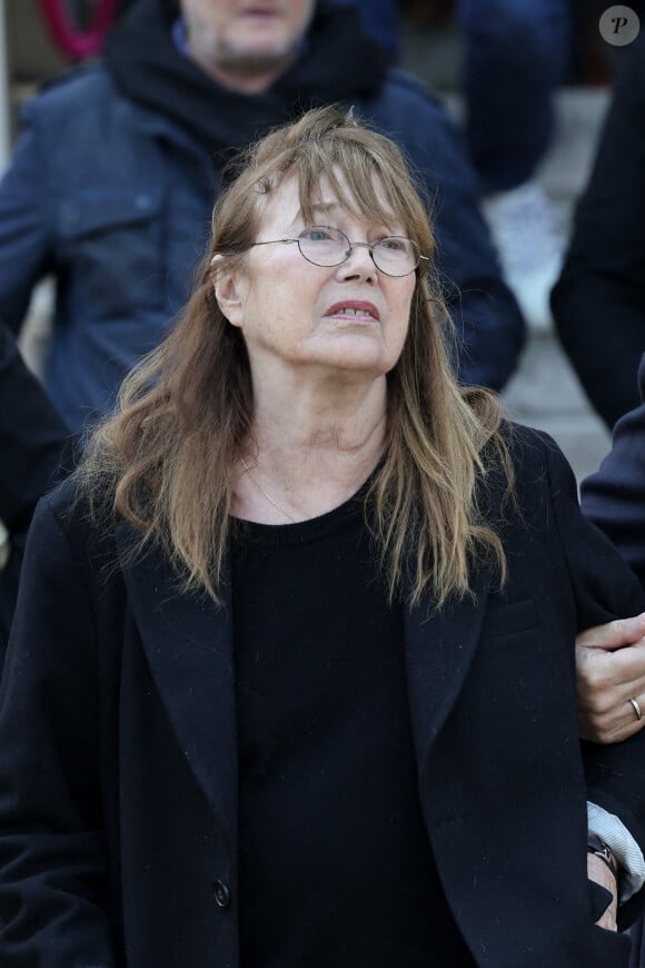 Des détails de ses obsèques ont alors été révélés.
Jane Birkin - Sorties des obsèques de la chanteuse Régine au Crematorium du cimetière du Père-Lachaise à Paris. Le 9 mai 2022 © Jacovides-Moreau / Bestimage 