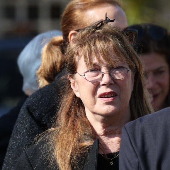 En effet, l'AFP a révélé que seules les personnes qui seront invitées par la famille de la chanteuse pourraient se présenter à ses funérailles.  
Jane Birkin - Obsèques de la chanteuse Régine au Crematorium du cimetière du Père-Lachaise à Paris. Le 9 mai 2022 © Jacovides-Moreau / Bestimage 