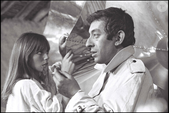 Sur celui-ci, on apercoit Serge Gainsbourg assis sur un gros nuage, une cigarette à la bouche.
Archives - Serge Gainsbourg et Jane Birkin sur le tournage du film "Slogan",, de Pierre Grimbalt. 1968.
