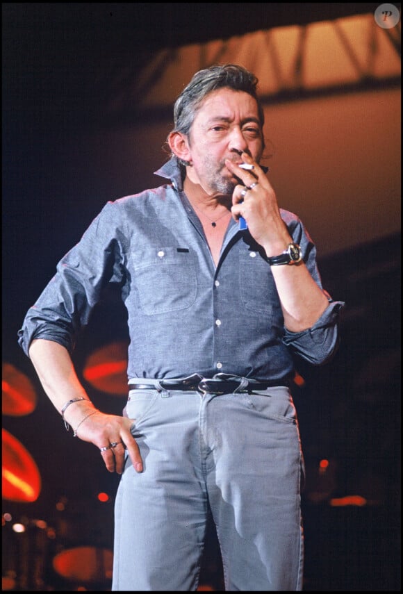 Archives - Serge Gainsbourg sur scène, en concert, au Zénith de Paris.