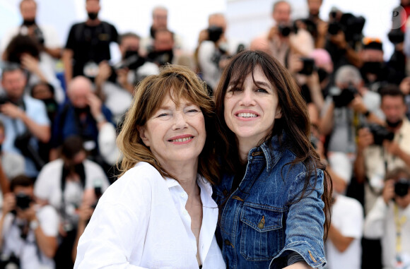 Jane Birkin (habillée en Celine), Charlotte Gainsbourg au photocall du film Jane par Charlotte (Cannes première) lors du 74ème festival international du film de Cannes le 8 juillet 2021 © Borde / Jacovides / Moreau / Bestimage