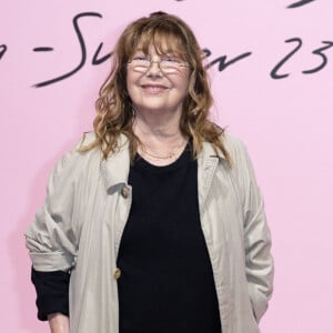 "Je suis venue te dire... que je reviens !", lui dit-elle.
Jane Birkin - Photocall du défilé de mode prêt-à-porter printemps-été 2023 Femmes "Acne Studios" lors de la fashion week de Paris. Le 28 septembre 2022 © Olivier Borde / Bestimage 