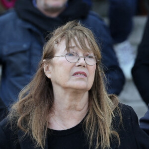 Jane Birkin a été retrouvée sans vie chez elle à Paris ce dimanche.
Jane Birkin - Sorties des obsèques de la chanteuse Régine au Crematorium du cimetière du Père-Lachaise à Paris.  © Jacovides-Moreau / Bestimage 