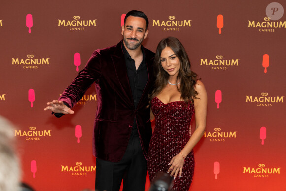 Elle a révélé avoir vécu un "enfer"
Adil Rami et sa compagne Léna Guillou - Soirée sur la plage Magnum lors du 76ème Festival International du Film de Cannes le 22 mai 2023. © Cannes Magnum/Jeremy Melloul/Bestimage 