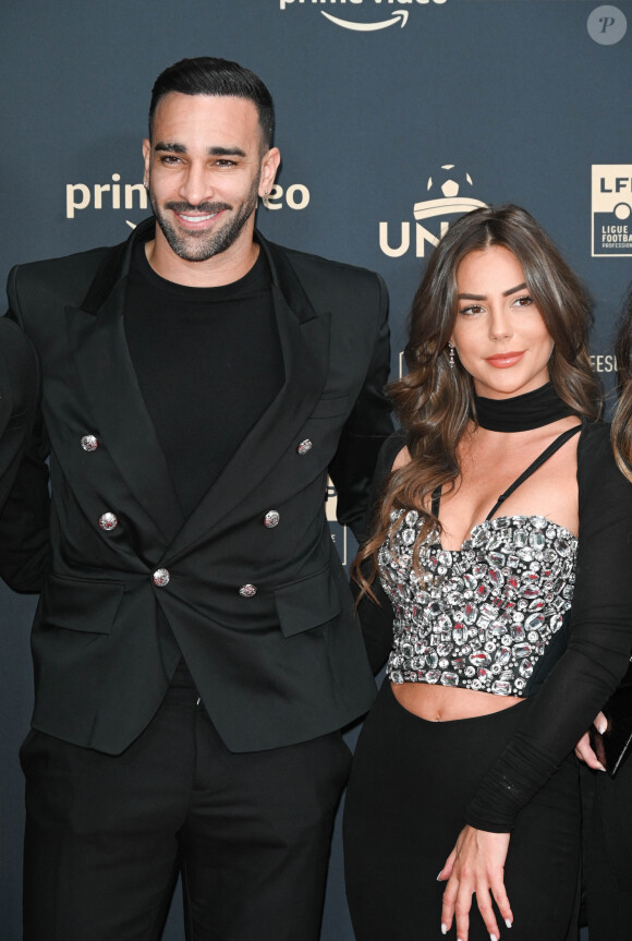 Adil Rami et sa compagne Léna Guillou - Photocall de la cérémonie des Trophées UNFP 2022 au Pavillon Gabriel à Paris le 15 mai 2022. © Coadic Guirec/Bestimage 