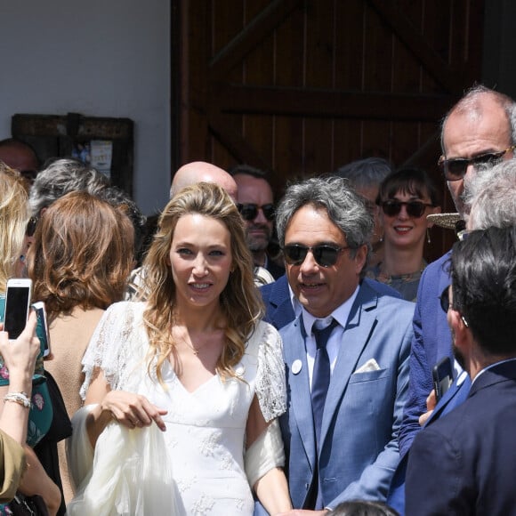 Et elle peut compter sur son mari Raphaël, le père de son fils Léo.
Mariage de Laura Smet et Raphaël Lancrey-Javal à l'église Notre-Dame des Flots au Cap-Ferret le jour de l'anniversaire de son père Johnny Hallyday le 15 juin 2019. 