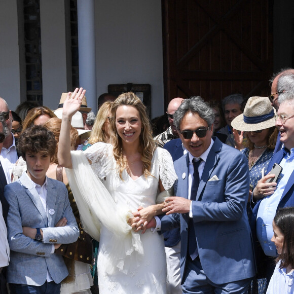 Dominique Besnehard - Mariage de Laura Smet et Raphaël Lancrey-Javal à l'église Notre-Dame des Flots au Cap-Ferret le jour de l'anniversaire de son père Johnny Hallyday le 15 juin 2019.