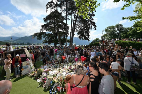 Hommage aux victimes de l'attaque au couteau dans le parc des jardins de l'Europe à Annecy le 11 juin 2023. © Frédéric Chambert / Panoramic / Bestimage