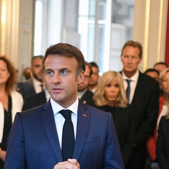 Le président de la République Emmanuel Macron et sa femme Brigitte Macron à la préfecture de Haute-Savoie, au lendemain d'une attaque massive au couteau dans un parc à Annecy, France, le 9 juin 2023. Emmanuel et Brigitte Macron sont à Annecy pour saluer toutes les personnes impliquées dans l'attaque. Un réfugié syrien suspecté d'avoir poignardé six personnes dans la ville alpine française d'Annecy le 8 juin 2023 ne semblait pas avoir de "motif terroriste", a déclaré le procureur local aux journalistes. La procureure Line Bonnet-Mathis a déclaré que sur les quatre enfants blessés lors de l'agression, l'un n'avait que 22 mois, deux avaient deux ans et l'aîné avait trois ans. © Mourad Allili/Pool/Bestimage