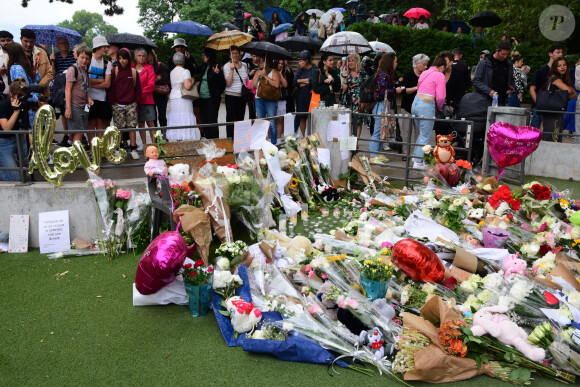 Hommage aux victimes au lendemain de l'attaque au couteau survenue dans le parc des jardins de l'Europe à Annecy, France, le 9 juin 2023. Jeudi 8 juin, six personnes (dont quatre enfants de 24 à 36 mois) ont été poignardées par un réfugié syrien de 31 ans dans un parc de la ville d'Annecy, avant d'être interpellé par les forces de l'ordre. © Romain Doucelin / Bestimage