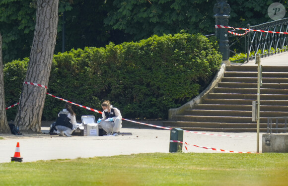 Les experts sont à l'oeuvre dans le parc des jardins de l'Europe - L.Wauquiez, président de la Région AURA sur les lieux du drame survenu à Annecy dans la matinée, le 8 juin 2023. Vers 9h45, un homme de 31 ans, d'origine syrienne, a poignardé plusieurs personnes dans les jardins d'Europe près du lac avant d'être interpellé. Un premier bilan fait état de six blessés dont quatre enfants en bas âge. © Sandrine Thesillat / Panoramic / Bestimage