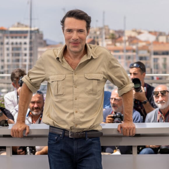 Un portrait dans lequel le quotidien recueille le témoignage de gens qui le connaissent.
Le réalisateur Nicolas Bedos au photocall de "Mascarade" lors du 75ème Festival International du Film de Cannes, le 28 mai 2022. © Olivier Borde / Bestimage