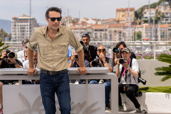 De près comme de loin.
Le réalisateur Nicolas Bedos au photocall de "Mascarade" lors du 75ème Festival International du Film de Cannes, le 28 mai 2022. © Olivier Borde / Bestimage