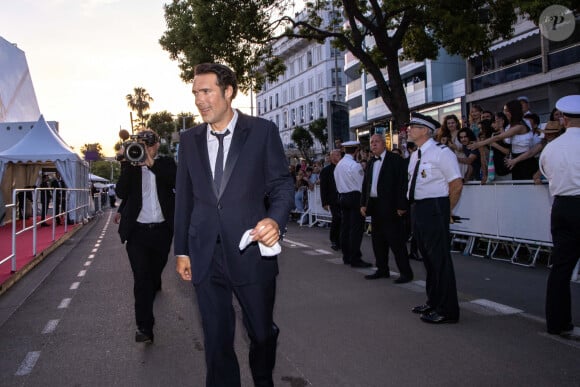 Exclusif - Nicolas Bedos - Montée des marches de "Mascarade" (Hors compétition) lors du 75ème Festival International du Film de Cannes, le 27 mai 2022.