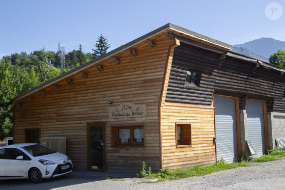 Alors que toutes les pistes restent possibles, celle d'un drame familial attise naturellement les plus grandes suspicions quant au clan d'Émile. 
Village du Vernet où a disparu Emile, 2 ans.