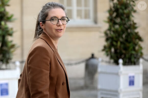 Aurore Bergé, présidente du groupe Rennaissance à l'assemblée nationale à la sortie d'une réunion avec la Première ministre et les présidents de groupes parlementaires de l'Assemblée nationale et du Sénat à l'hôtel de Matignon, Paris, le 3 juillet 2023. © Stéphane Lemouton / Bestimage