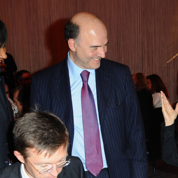 Une union qui s'est faite en présence de deux célèbres politiques, dont une était alors ministre à l'époque, comme le rapporte Au féminin. 
Pierre Moscovici et Roselyne Bachelot. © Guillaume Gaffiot /Bestimage