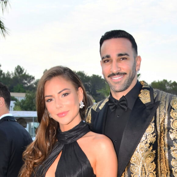 Adil Rami n'a pas mis longtemps à répondre sur Instagram 
 
Adil Rami et sa compagne Léna Guillou - 9ème gala étoilé Patrick Mouratoglou (coach légendaire de S. Williams) au profit de la Fondation Champ'seed à la Mouratoglou Academy afin de soutenir les jeunes espoirs du tennis mondial à Biot le 18 juin 2023. Un dîner était organisé autour de l'iconique piscine en forme de raquette, suivi d'une vente aux enchères avec des lots prestigieux dont une heure d'entrainement en compagnie de M. Tyson.