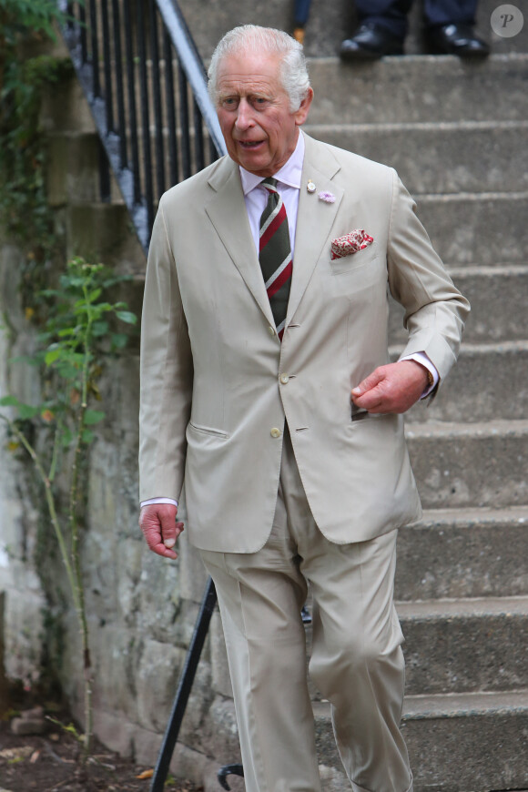 Le roi Charles III d'Angleterre et Camilla Parker Bowles, reine consort d'Angleterre lors d'une visite à Brecon Barracks à Brecon, Royaume Uni, le 20 juillet 2023. 