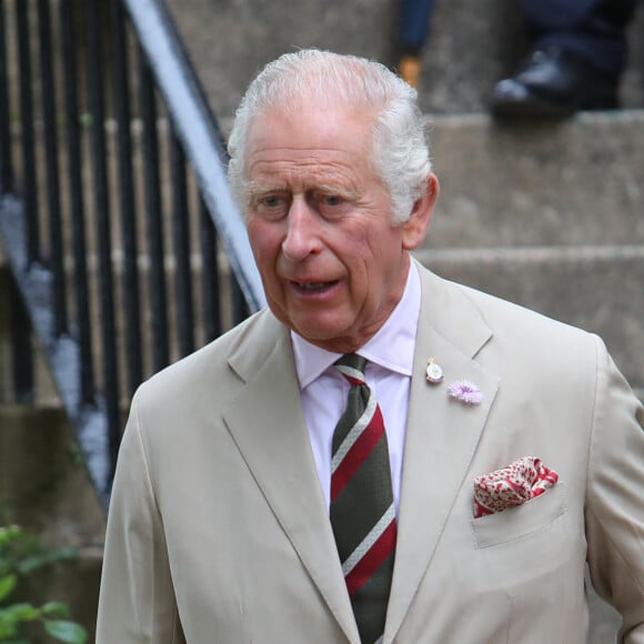 Le roi Charles III d'Angleterre et Camilla Parker Bowles, reine consort d'Angleterre lors d'une visite à Brecon Barracks à Brecon, Royaume Uni, le 20 juillet 2023. 