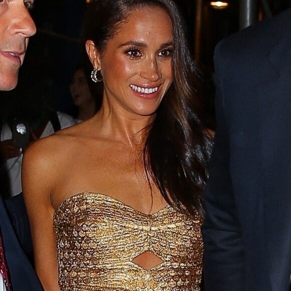 Meghan Markle a opté pour des "fleurs érotiques"
Le prince Harry, duc de Sussex et Meghan Markle, duchesse de Sussex, et sa mère Doria Ragland, à la sortie de la cérémonie des "Women of Vision Awards" au Ziegfeld Theatre à New York, le 16 mai 2023. 