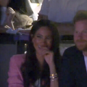 Meghan Markle refuse un baiser au prince Harry, lors de la traditionnelle "Kiss Cam" au match des Lakers à la Crypto.com Arena à Los Angeles, le 24 avril 2023. Si le prince Harry semblait enclin à se prêter au jeu en se penchant vers la duchesse de Sussex, Meghan Markle a simplement ri en tenant le bras de son époux, devant une salle applaudissant pour les encourager. © NBA / JLPPA / Bestimage 