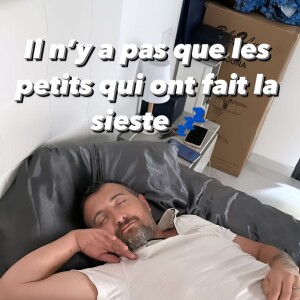 "Il n'y a pas que les petits qui ont fait la sieste. On dirait un bébé mon chéri", a-t-elle commenté.
Amandine Pellissard, Instagram.