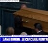 Les deux filles de Jane Birkin, Charlotte Gainsbourg et Lou Doillon, ont porté le cercueil de leur défunte mère à l'entrée de l'église Saint-Roch du 1er arrondissement de Paris lors de ses obsèques.