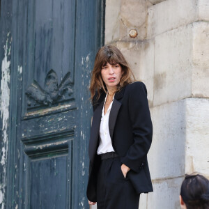 Olivier Gluzman, Lou Doillon, Charlotte Gainsbourg - Arrivées des célébrités aux obsèques de Jane Birkin en l'église Saint-Roch à Paris. Le 24 juillet 2023 © Jacovides-KD Niko / Bestimage 