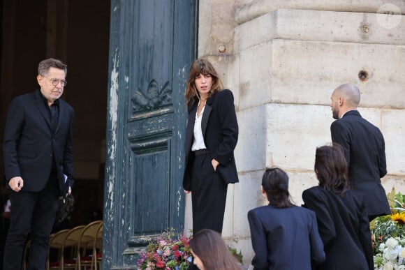 Olivier Gluzman, Lou Doillon, Charlotte Gainsbourg - Arrivées des célébrités aux obsèques de Jane Birkin en l'église Saint-Roch à Paris. Le 24 juillet 2023 © Jacovides-KD Niko / Bestimage 