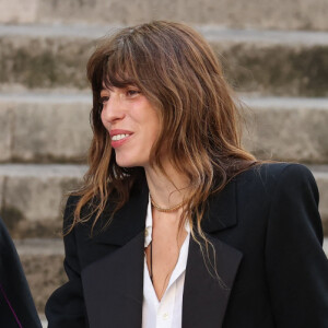 Lou Doillon, Charlotte Gainsbourg, Marlowe (fils de Lou Doillon), Ben Attal - Arrivées des célébrités aux obsèques de Jane Birkin en l'église Saint-Roch à Paris. Le 24 juillet 2023 © Jacovides-KD Niko / Bestimage 