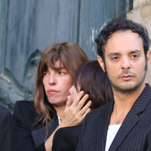 Ben Attal, Charlotte Gainsbourg, Lou Doillon, Roman de Kermadec (fils de Kate Barry) - Arrivées des célébrités aux obsèques de Jane Birkin en l'église Saint-Roch à Paris. Le 24 juillet 2023 © Jacovides-KD Niko / Bestimage 