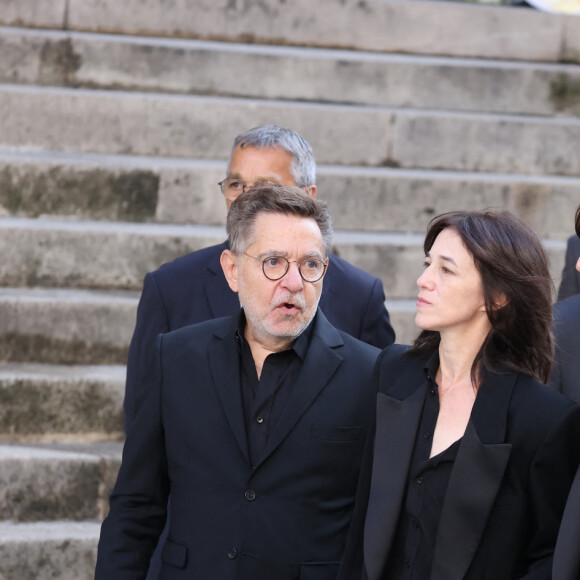 Olivier Gluzman, Charlotte Gainsbourg, Lou Doillon - Arrivées des célébrités aux obsèques de Jane Birkin en l'église Saint-Roch à Paris. Le 24 juillet 2023 © Jacovides-KD Niko / Bestimage 