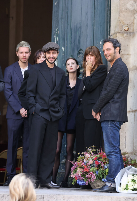 Marlowe (fils de Lou Doillon), Ben Attal, Charlotte Gainsbourg, Alice Attal, Lou Doillon, Roman de Kermadec (fils de Kate Barry) - Arrivées des célébrités aux obsèques de Jane Birkin en l'église Saint-Roch à Paris. Le 24 juillet 2023 © Jacovides-KD Niko / Bestimage 