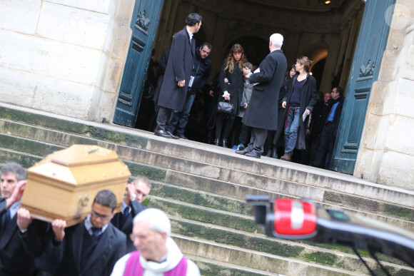 Roman de Kermadec (Fils de Kate Barry), Lou Doillon, Charlotte Gainsbourg et Jane Birkin - Sortie des obseques de Kate Barry en l'eglise Saint-Roch a Paris. Le 19 decembre 2013 