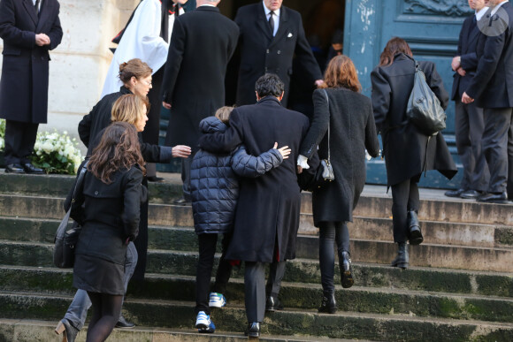 Jane Birkin, Marlowe (fils de Lou Doillon), Roman de Kermadec (Fils de Kate Barry), Lou Doillon et Charlotte Gainsbourg - Obseques de Kate Barry en l'eglise Saint-Roch a Paris. Le 19 decembre 2013 