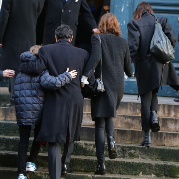 Jane Birkin, Marlowe (fils de Lou Doillon), Roman de Kermadec (Fils de Kate Barry), Lou Doillon et Charlotte Gainsbourg - Obseques de Kate Barry en l'eglise Saint-Roch a Paris. Le 19 decembre 2013 