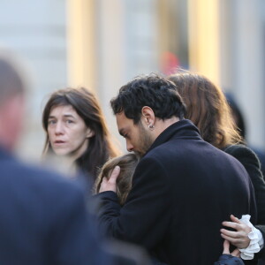 Charlotte Gainsbourg et Roman de Kermadec (Fils de Kate Barry) serrant dans ses bras Marlowe (fils de Lou Doillon) - Obseques de Kate Barry en l'eglise Saint-Roch a Paris. Le 19 decembre 2013 