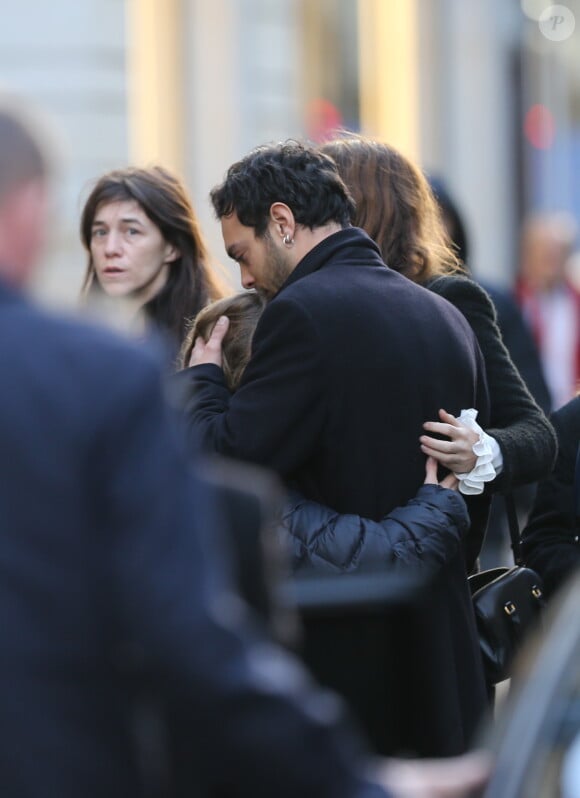 Charlotte Gainsbourg et Roman de Kermadec (Fils de Kate Barry) serrant dans ses bras Marlowe (fils de Lou Doillon) - Obseques de Kate Barry en l'eglise Saint-Roch a Paris. Le 19 decembre 2013 