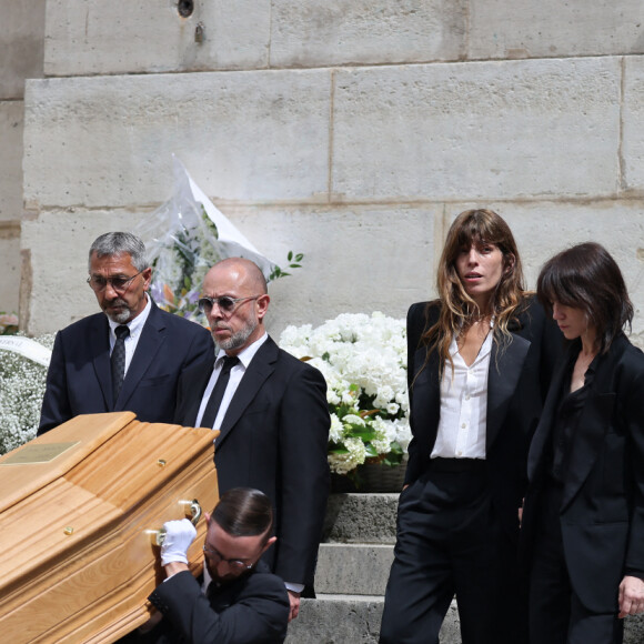 Lou Doillon, Charlotte Gainsbourg, Ben Attal, Roman de Kermadec (fils de Kate Barry) - Sorties des célébrités aux obsèques de Jane Birkin en l'église Saint-Roch à Paris. Le 24 juillet 2023 © Jacovides-KD Niko / Bestimage 