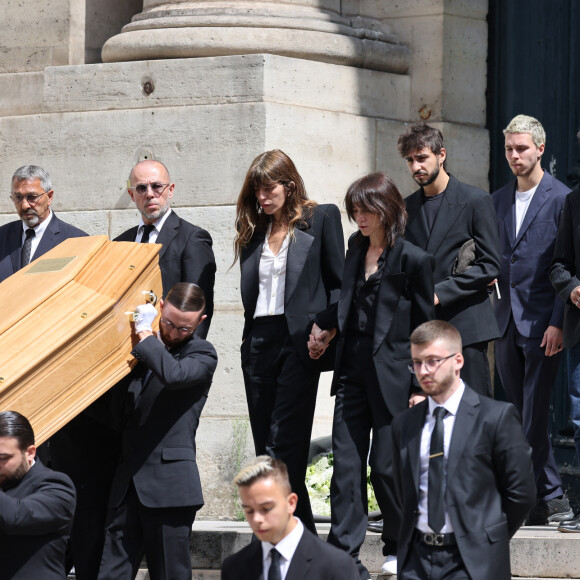 Lou Doillon, Charlotte Gainsbourg, Ben Attal, Marlowe (fils de Lou Doillon), Roman de Kermadec (fils de Kate Barry) - Sorties des célébrités aux obsèques de Jane Birkin en l'église Saint-Roch à Paris. Le 24 juillet 2023 © Jacovides-KD Niko / Bestimage 