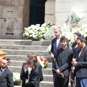 Lou Doillon, Charlotte Gainsbourg, Ben Attal, Marlowe (fils de Lou Doillon), Roman de Kermadec (fils de Kate Barry), Alice Attal, Stéphane Manel (compagnon de Lou Doillon), Yvan Attal et sa mère - Sorties des célébrités aux obsèques de Jane Birkin en l'église Saint-Roch à Paris. Le 24 juillet 2023 © Jacovides-KD Niko / Bestimage 