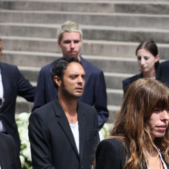 Lou Doillon, Charlotte Gainsbourg - Sorties des célébrités aux obsèques de Jane Birkin en l'église Saint-Roch à Paris. Le 24 juillet 2023 © Jacovides-KD Niko / Bestimage 