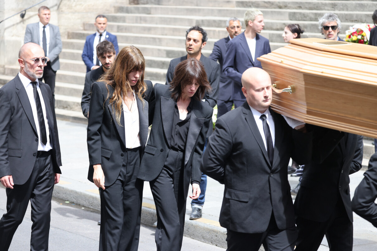 Photo Lou Doillon Charlotte Gainsbourg Sorties Des C L Brit S Aux Obs Ques De Jane Birkin