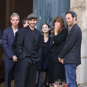 Marlowe (fils de Lou Doillon), Ben Attal, Charlotte Gainsbourg, Alice Attal, Lou Doillon, Roman de Kermadec (fils de Kate Barry) - Arrivées des célébrités aux obsèques de Jane Birkin en l'église Saint-Roch à Paris. Le 24 juillet 2023 © Jacovides-KD Niko / Bestimage 