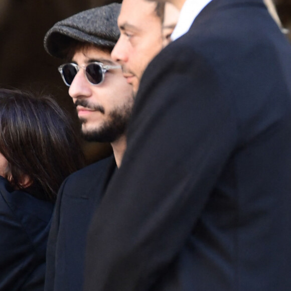 Yvan Attal, quant à lui, a essayé de soutenir au mieux sa belle famille.
Yvan Attal et sa compagne Charlotte Gainsbourg, Ben Attal, Lou Doillon - Arrivées des célébrités aux obsèques de Jane Birkin en l'église Saint-Roch à Paris. Le 24 juillet 2023 © Jacovides-KD Niko / Bestimage 