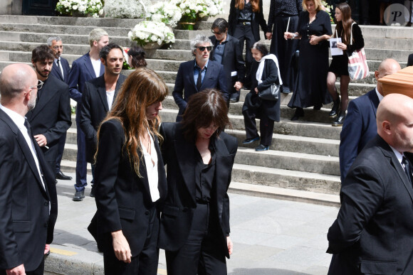 Lou Doillon, Charlotte Gainsbourg, Marlowe (fils de Lou Doillon), Ben Attal, Alice Attal, Roman de Kermadec (fils de Kate Barry) - Sorties des obsèques de Jane Birkin en l'église Saint-Roch à Paris. Le 24 juillet 2023 © Jacovides-KD Niko / Bestimage 