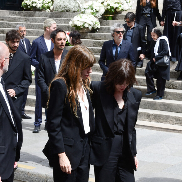 Lou Doillon, Charlotte Gainsbourg, Marlowe (fils de Lou Doillon), Ben Attal, Alice Attal, Roman de Kermadec (fils de Kate Barry) - Sorties des obsèques de Jane Birkin en l'église Saint-Roch à Paris. Le 24 juillet 2023 © Jacovides-KD Niko / Bestimage 